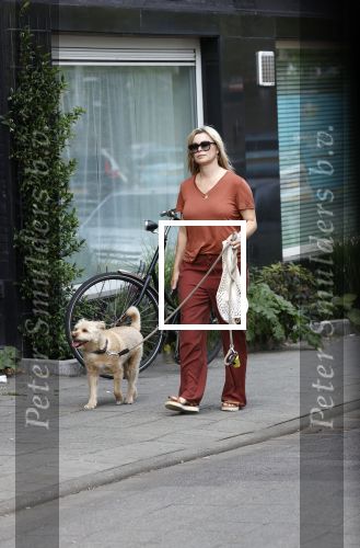 Amsterdam 17 juni 2021
Bridget Maasland laat haar hond uit.