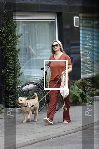 Amsterdam 17 juni 2021
Bridget Maasland laat haar hond uit.