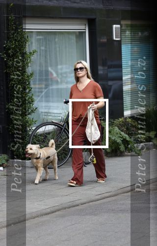 Amsterdam 17 juni 2021
Bridget Maasland laat haar hond uit.