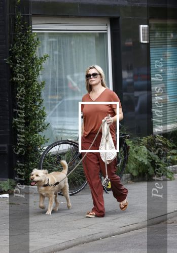 Amsterdam 17 juni 2021
Bridget Maasland laat haar hond uit.