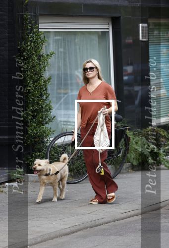 Amsterdam 17 juni 2021
Bridget Maasland laat haar hond uit.
