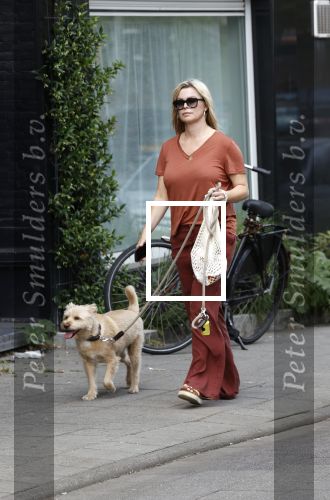 Amsterdam 17 juni 2021
Bridget Maasland laat haar hond uit.
