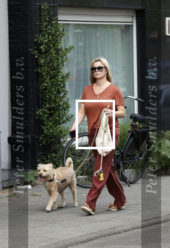Amsterdam 17 juni 2021
Bridget Maasland laat haar hond uit.
