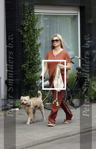 Amsterdam 17 juni 2021
Bridget Maasland laat haar hond uit.