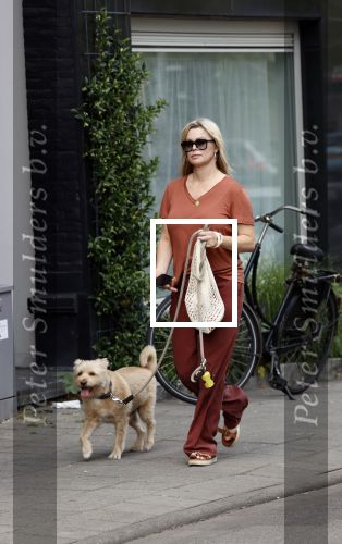 Amsterdam 17 juni 2021
Bridget Maasland laat haar hond uit.