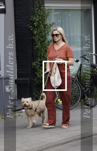 Amsterdam 17 juni 2021
Bridget Maasland laat haar hond uit.