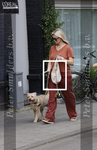 Amsterdam 17 juni 2021
Bridget Maasland laat haar hond uit.