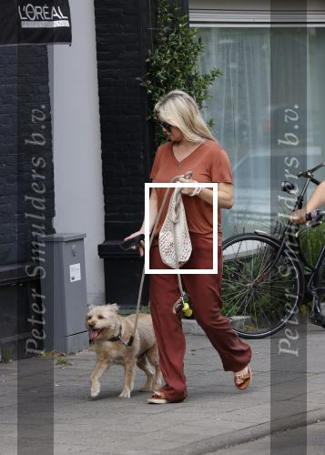 Amsterdam 17 juni 2021
Bridget Maasland laat haar hond uit.