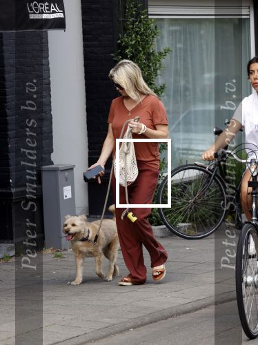 Amsterdam 17 juni 2021
Bridget Maasland laat haar hond uit.