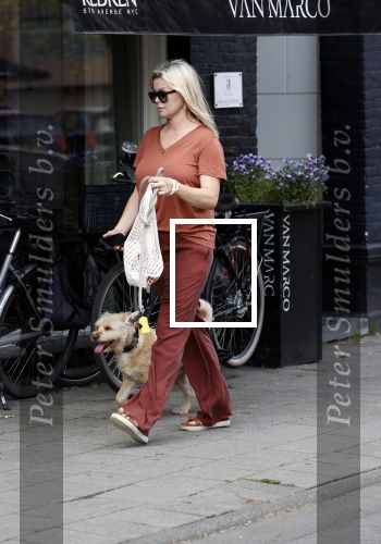Amsterdam 17 juni 2021
Bridget Maasland laat haar hond uit.