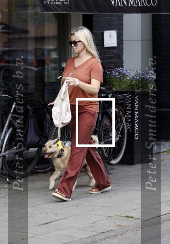 Amsterdam 17 juni 2021
Bridget Maasland laat haar hond uit.