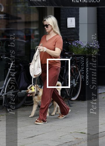Amsterdam 17 juni 2021
Bridget Maasland laat haar hond uit.