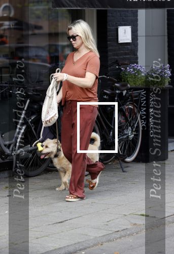 Amsterdam 17 juni 2021
Bridget Maasland laat haar hond uit.
