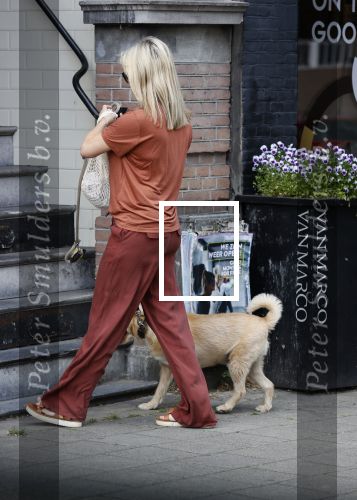 Amsterdam 17 juni 2021
Bridget Maasland laat haar hond uit.