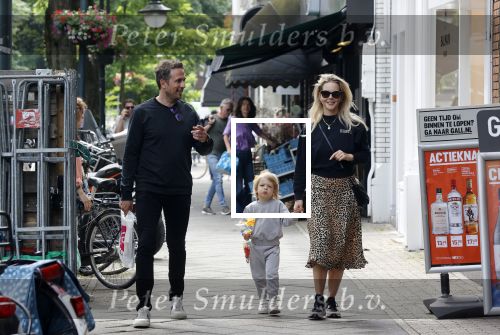 Amsterdam 26 juni 2021
Chantal janzen en haar man Marco Geeratz en zoon Bobby op de cornelis schuytstraat.