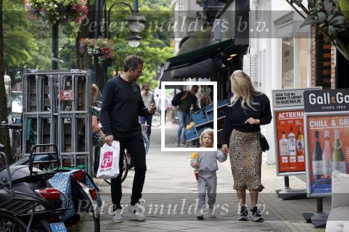 Amsterdam 26 juni 2021
Chantal janzen en haar man Marco Geeratz en zoon Bobby op de cornelis schuytstraat.