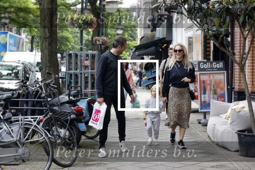 Amsterdam 26 juni 2021
Chantal janzen en haar man Marco Geeratz en zoon Bobby op de cornelis schuytstraat.