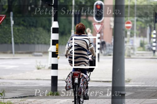 Amsterdam 13 juli 2021
Chazia Mourali op de fiets in Amsterdam zuid.