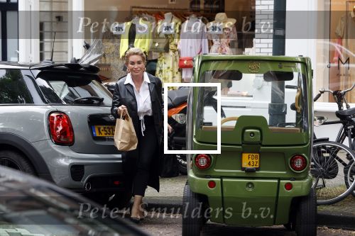 Amsterdam 5 juli 2021
Connie Witteman doet boodschappen op de cornelis schuytstraat. Met haar biro CCCC karretje