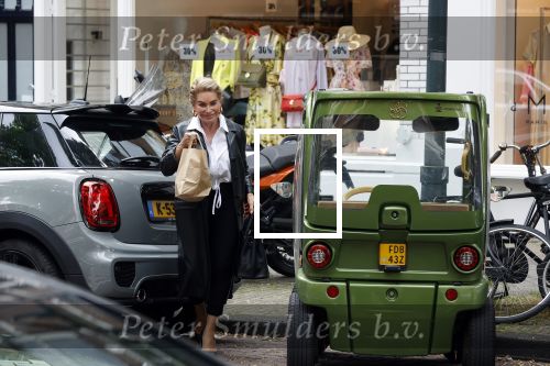 Amsterdam 5 juli 2021
Connie Witteman doet boodschappen op de cornelis schuytstraat. Met haar biro CCCC karretje