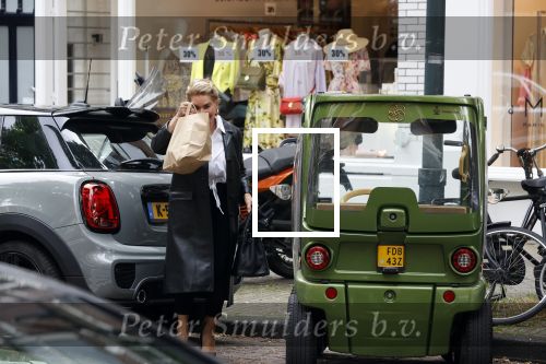 Amsterdam 5 juli 2021
Connie Witteman doet boodschappen op de cornelis schuytstraat. Met haar biro CCCC karretje