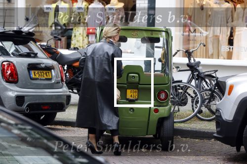 Amsterdam 5 juli 2021
Connie Witteman doet boodschappen op de cornelis schuytstraat. Met haar biro CCCC karretje