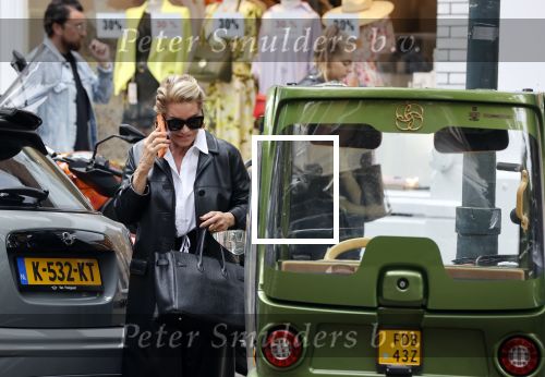 Amsterdam 5 juli 2021
Connie Witteman doet boodschappen op de cornelis schuytstraat. Met haar biro CCCC karretje