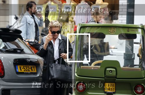 Amsterdam 5 juli 2021
Connie Witteman doet boodschappen op de cornelis schuytstraat. Met haar biro CCCC karretje