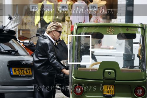 Amsterdam 5 juli 2021
Connie Witteman doet boodschappen op de cornelis schuytstraat. Met haar biro CCCC karretje