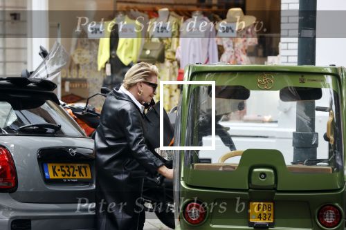 Amsterdam 5 juli 2021
Connie Witteman doet boodschappen op de cornelis schuytstraat. Met haar biro CCCC karretje
