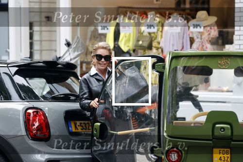 Amsterdam 5 juli 2021
Connie Witteman doet boodschappen op de cornelis schuytstraat. Met haar biro CCCC karretje