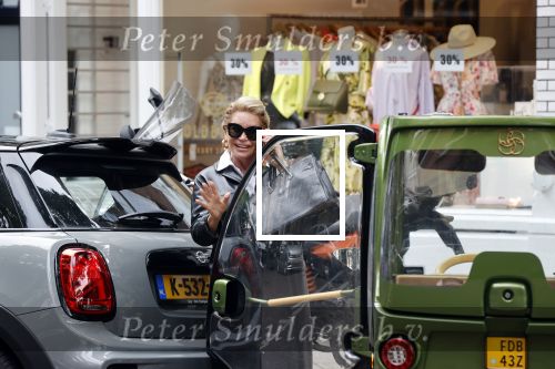 Amsterdam 5 juli 2021
Connie Witteman doet boodschappen op de cornelis schuytstraat. Met haar biro CCCC karretje