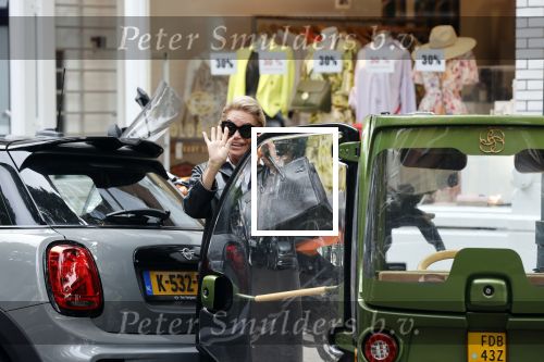 Amsterdam 5 juli 2021
Connie Witteman doet boodschappen op de cornelis schuytstraat. Met haar biro CCCC karretje