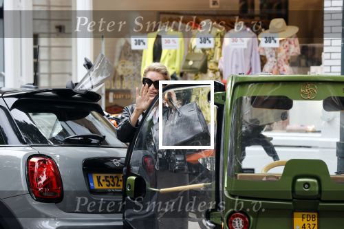 Amsterdam 5 juli 2021
Connie Witteman doet boodschappen op de cornelis schuytstraat. Met haar biro CCCC karretje