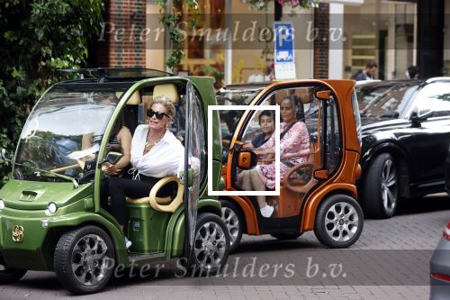 Amsterdam 10 juli 2021
Connie Witteman met haar hondje ,dochter Constanza en kleinkinderen in 2 biro karretjes in Amsterdam zuid