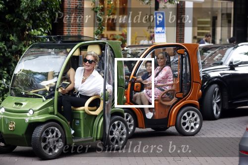 Amsterdam 10 juli 2021
Connie Witteman met haar hondje ,dochter Constanza en kleinkinderen in 2 biro karretjes in Amsterdam zuid