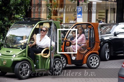 Amsterdam 10 juli 2021
Connie Witteman met haar hondje ,dochter Constanza en kleinkinderen in 2 biro karretjes in Amsterdam zuid