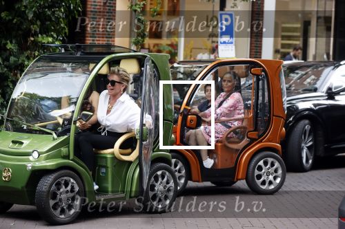 Amsterdam 10 juli 2021
Connie Witteman met haar hondje ,dochter Constanza en kleinkinderen in 2 biro karretjes in Amsterdam zuid