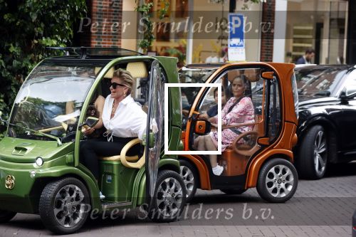 Amsterdam 10 juli 2021
Connie Witteman met haar hondje ,dochter Constanza en kleinkinderen in 2 biro karretjes in Amsterdam zuid