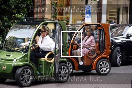 Amsterdam 10 juli 2021
Connie Witteman met haar hondje ,dochter Constanza en kleinkinderen in 2 biro karretjes in Amsterdam zuid