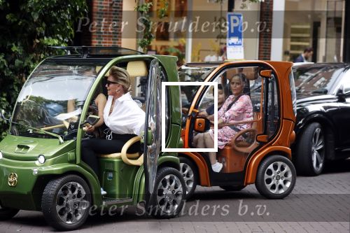Amsterdam 10 juli 2021
Connie Witteman met haar hondje ,dochter Constanza en kleinkinderen in 2 biro karretjes in Amsterdam zuid