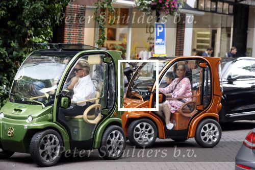 Amsterdam 10 juli 2021
Connie Witteman met haar hondje ,dochter Constanza en kleinkinderen in 2 biro karretjes in Amsterdam zuid