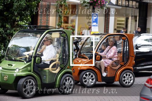 Amsterdam 10 juli 2021
Connie Witteman met haar hondje ,dochter Constanza en kleinkinderen in 2 biro karretjes in Amsterdam zuid