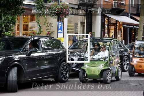 Amsterdam 10 juli 2021
Connie Witteman met haar hondje ,dochter Constanza en kleinkinderen in 2 biro karretjes in Amsterdam zuid