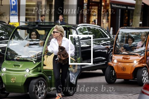 Amsterdam 10 juli 2021
Connie Witteman met haar hondje ,dochter Constanza en kleinkinderen in 2 biro karretjes in Amsterdam zuid