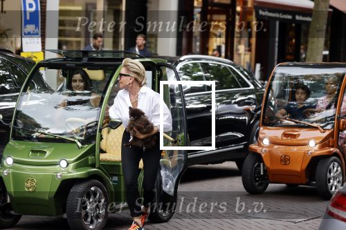 Amsterdam 10 juli 2021
Connie Witteman met haar hondje ,dochter Constanza en kleinkinderen in 2 biro karretjes in Amsterdam zuid