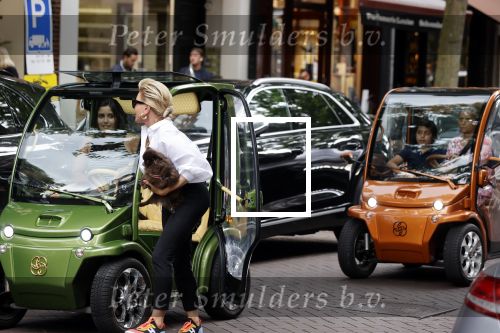 Amsterdam 10 juli 2021
Connie Witteman met haar hondje ,dochter Constanza en kleinkinderen in 2 biro karretjes in Amsterdam zuid
