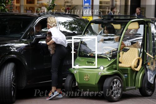 Amsterdam 10 juli 2021
Connie Witteman met haar hondje ,dochter Constanza en kleinkinderen in 2 biro karretjes in Amsterdam zuid