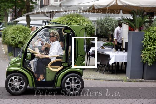Amsterdam 10 juli 2021
Connie Witteman met haar hondje ,dochter Constanza en kleinkinderen in 2 biro karretjes in Amsterdam zuid