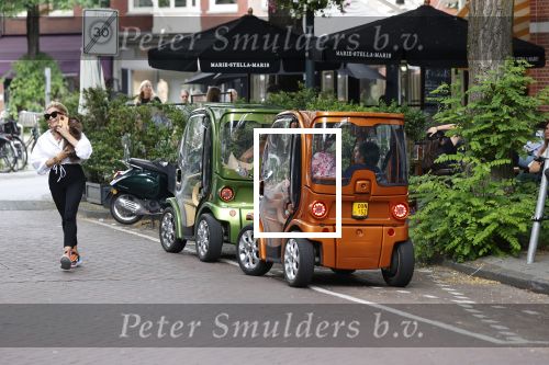 Amsterdam 10 juli 2021
Connie Witteman met haar hondje ,dochter Constanza en kleinkinderen in 2 biro karretjes in Amsterdam zuid